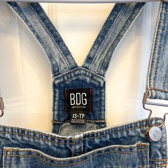 BDG Lelia Denim Overall Shorts - Urban Outfitters - Picture 3 of 4